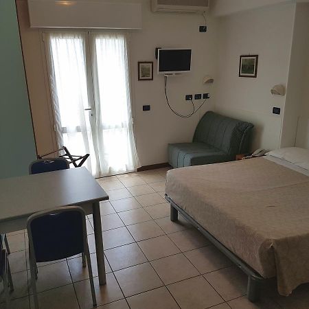 צ'סנטיקו Hotel Residence Adriana מראה חיצוני תמונה