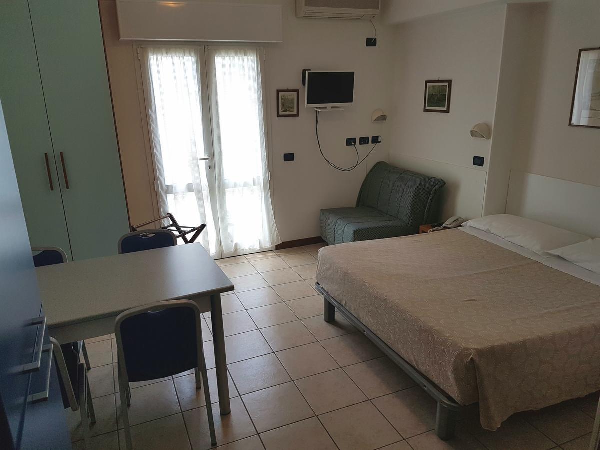 צ'סנטיקו Hotel Residence Adriana מראה חיצוני תמונה