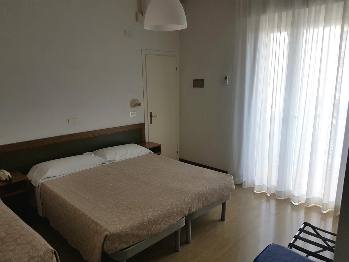 צ'סנטיקו Hotel Residence Adriana מראה חיצוני תמונה